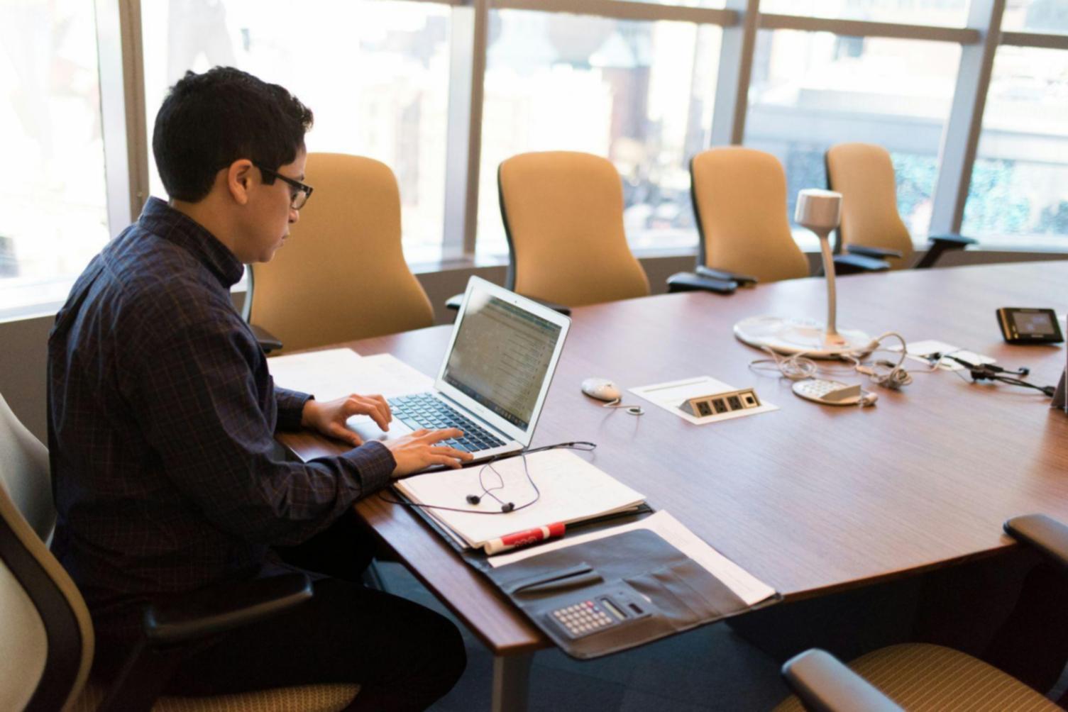 Salle de formation moderne avec participants lors d'un séminaire d'investissement